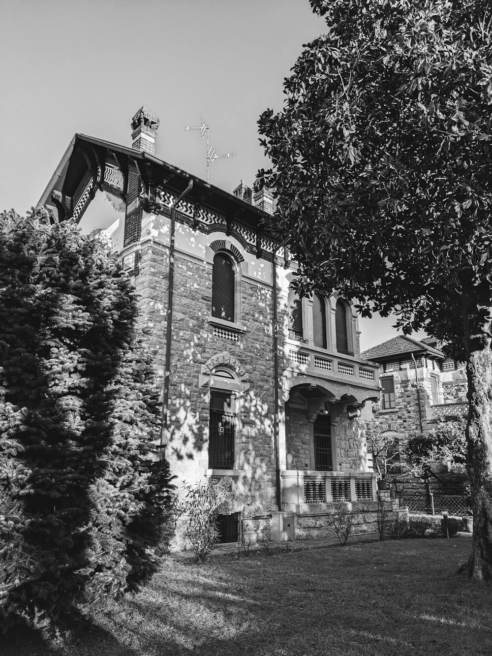 a black and white photo of an old building