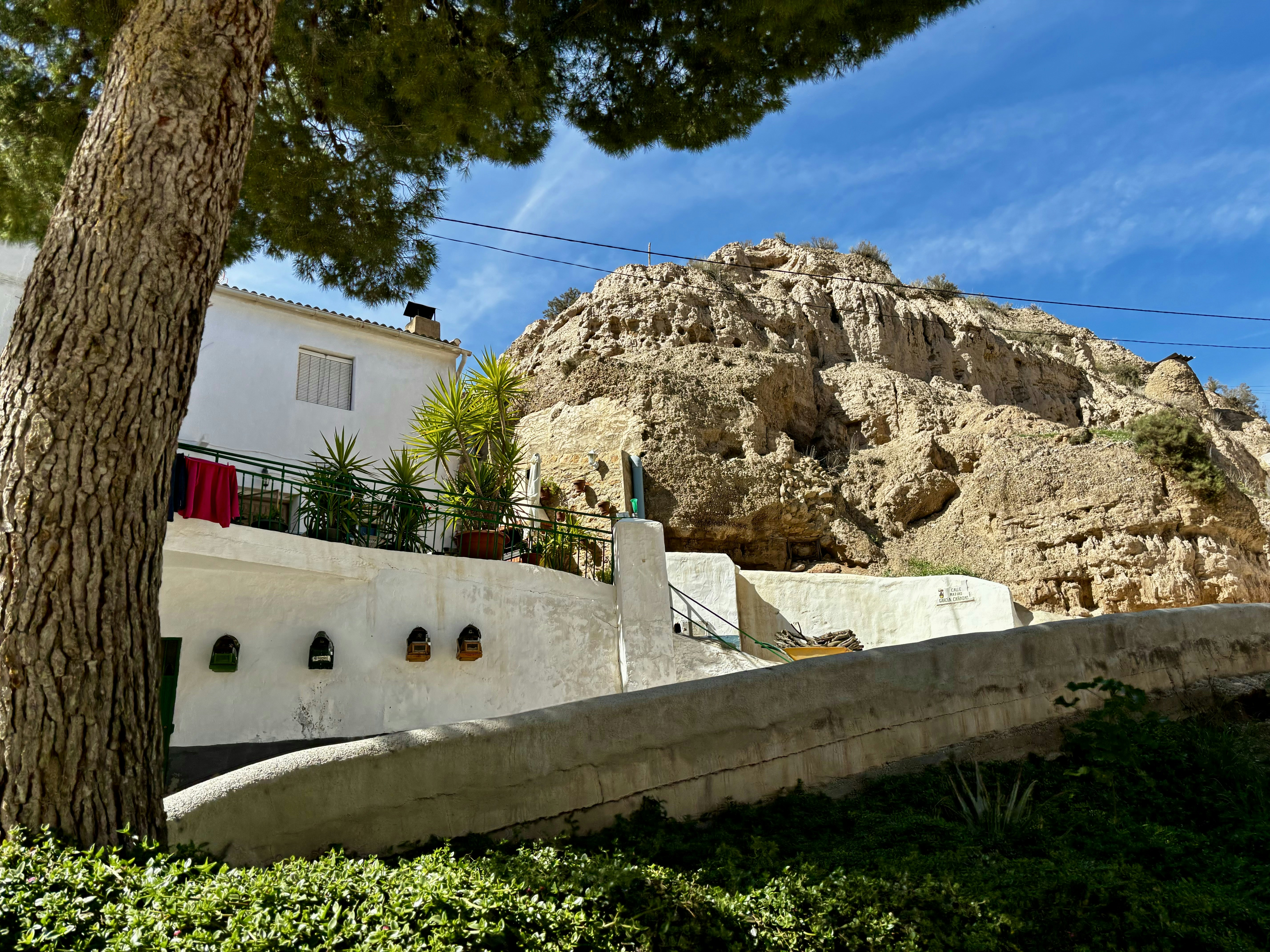Une maison avec une montagne en arrière-plan