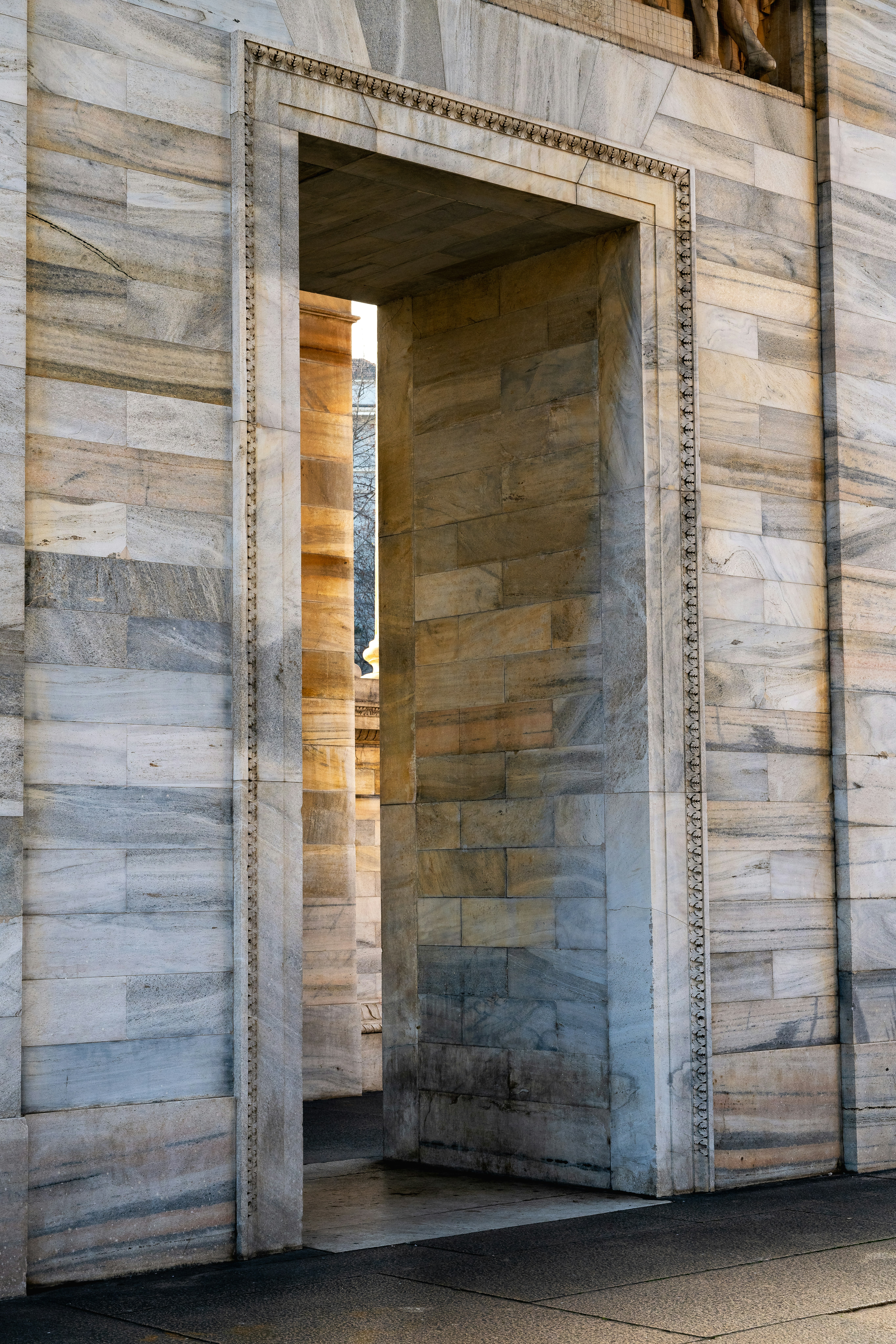 eine offene Tür zu einem Gebäude, auf dem eine Uhr steht