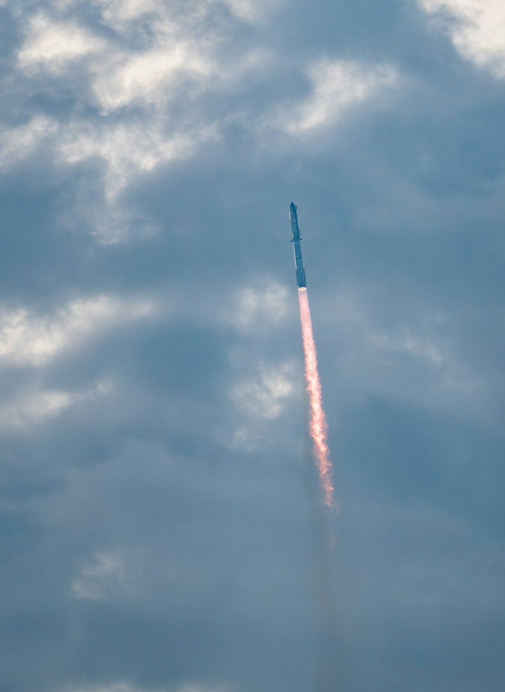 Un jet volant dans un ciel bleu nuageux