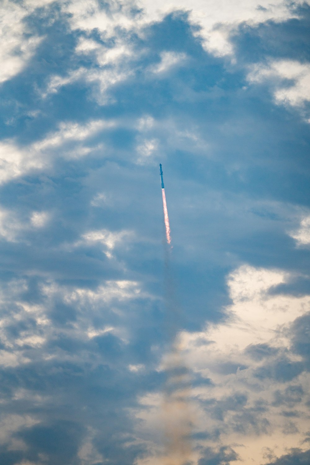 Un jet volant dans un ciel bleu nuageux