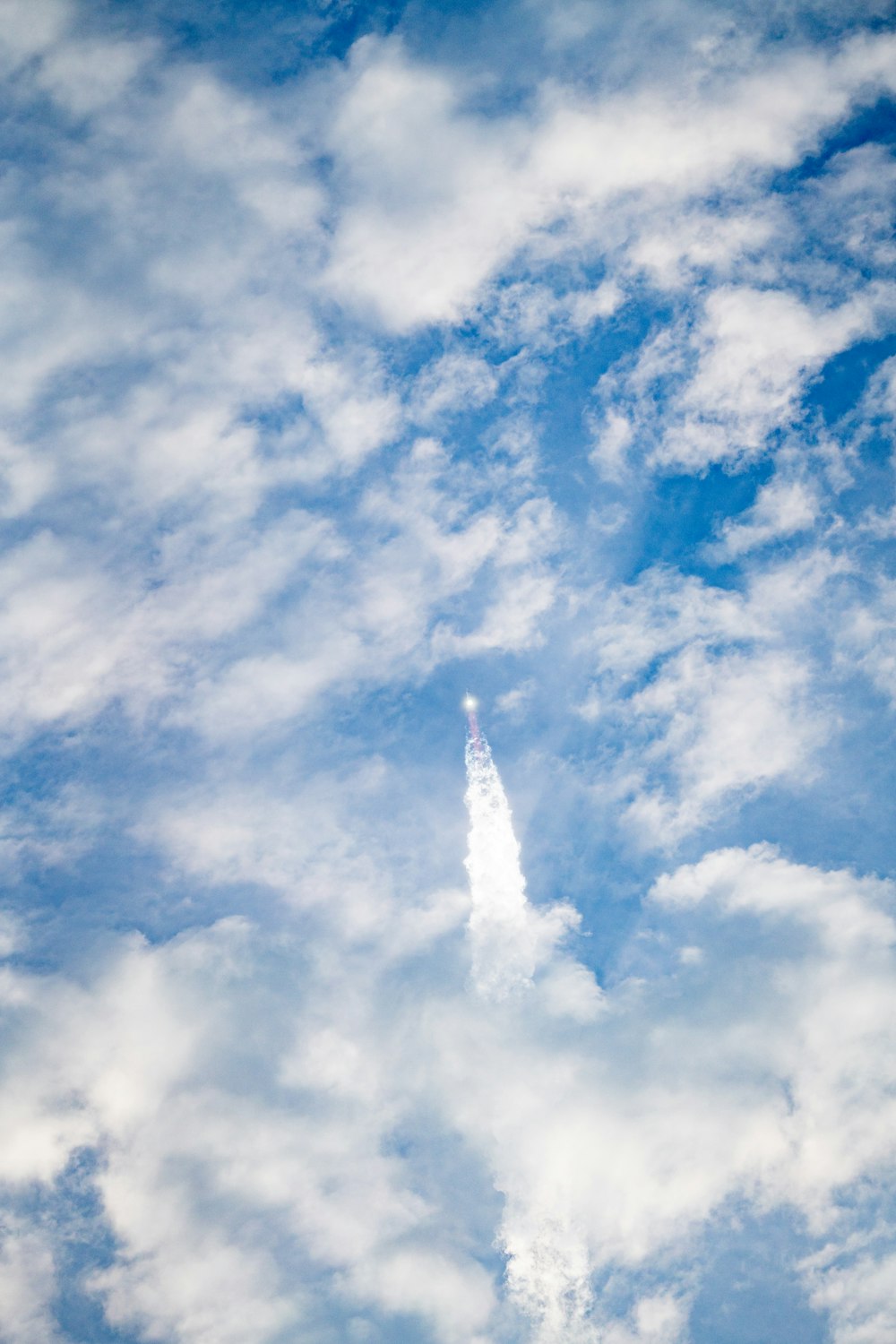 Un jet volant dans un ciel bleu nuageux