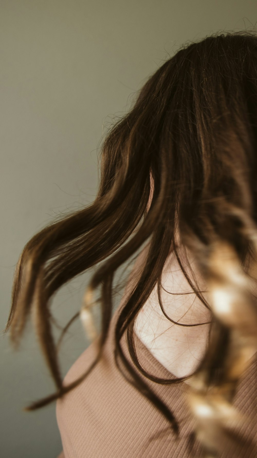 la nuca di una donna con i capelli lunghi