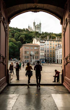 Touristes en visite sur Lyon centre et presqu'île de Lyon en direction de notre dame de fourvière 