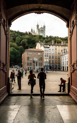 Touristes en visite sur Lyon centre et presqu'île de Lyon en direction de notre dame de fourvière 