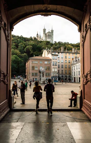 Touristes en visite sur Lyon centre et presqu'île de Lyon en direction de notre dame de fourvière 