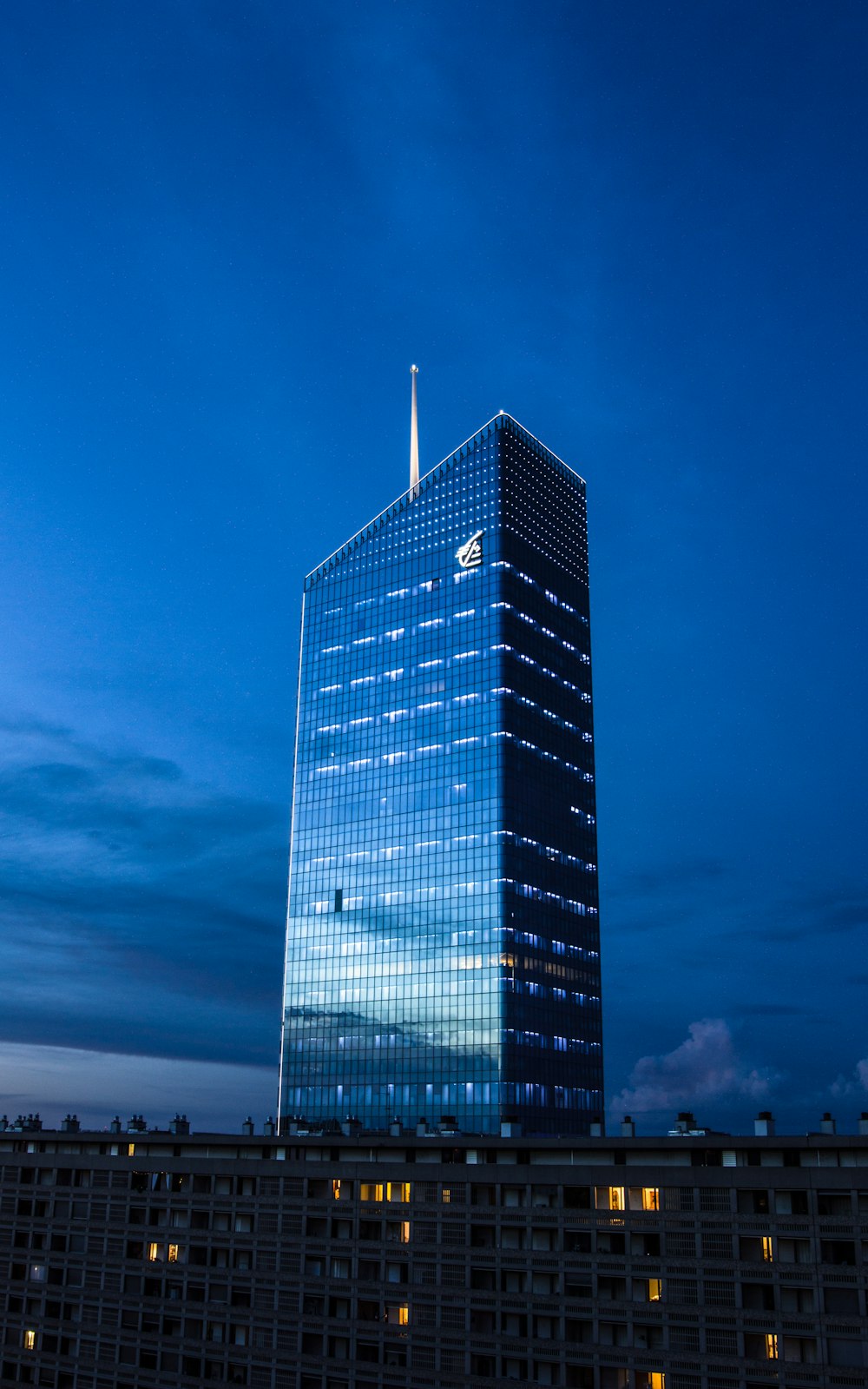 Un edificio muy alto con un fondo de cielo