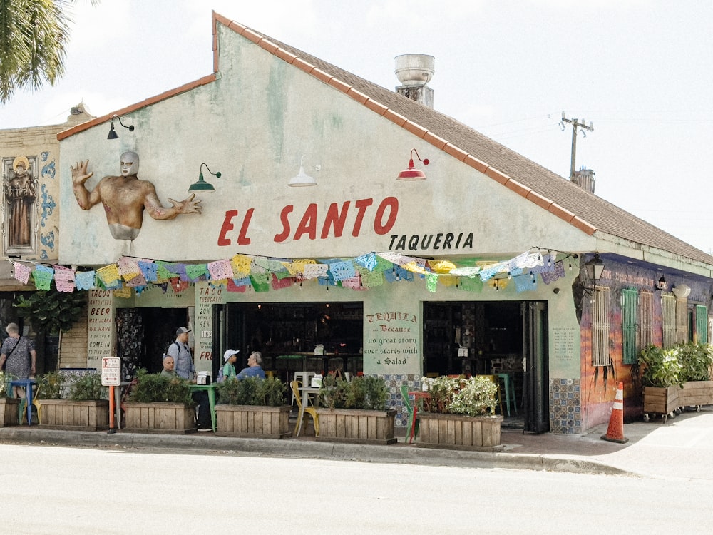 Un edificio con un letrero que dice El Santo Taquería