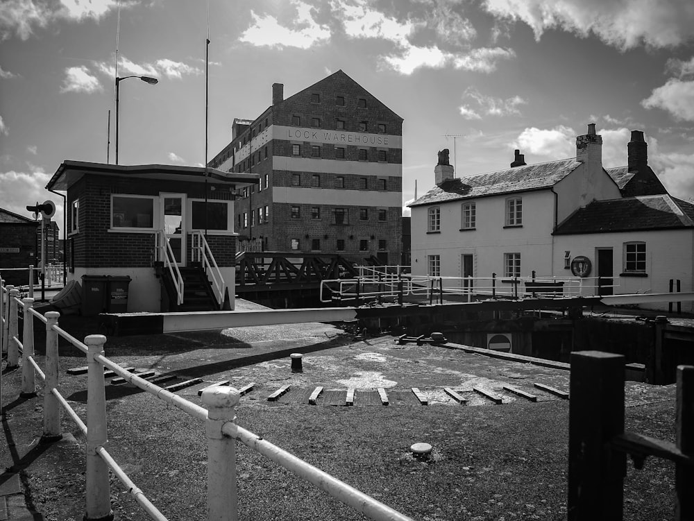 a black and white photo of a building