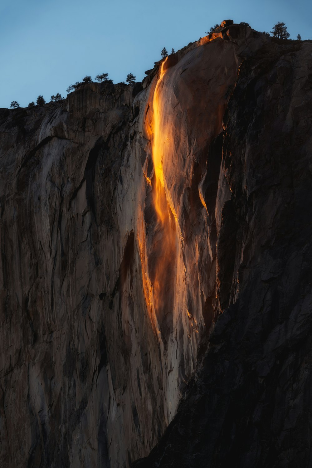 Ein sehr hoher Berg, aus dem ein Feuer ausbricht