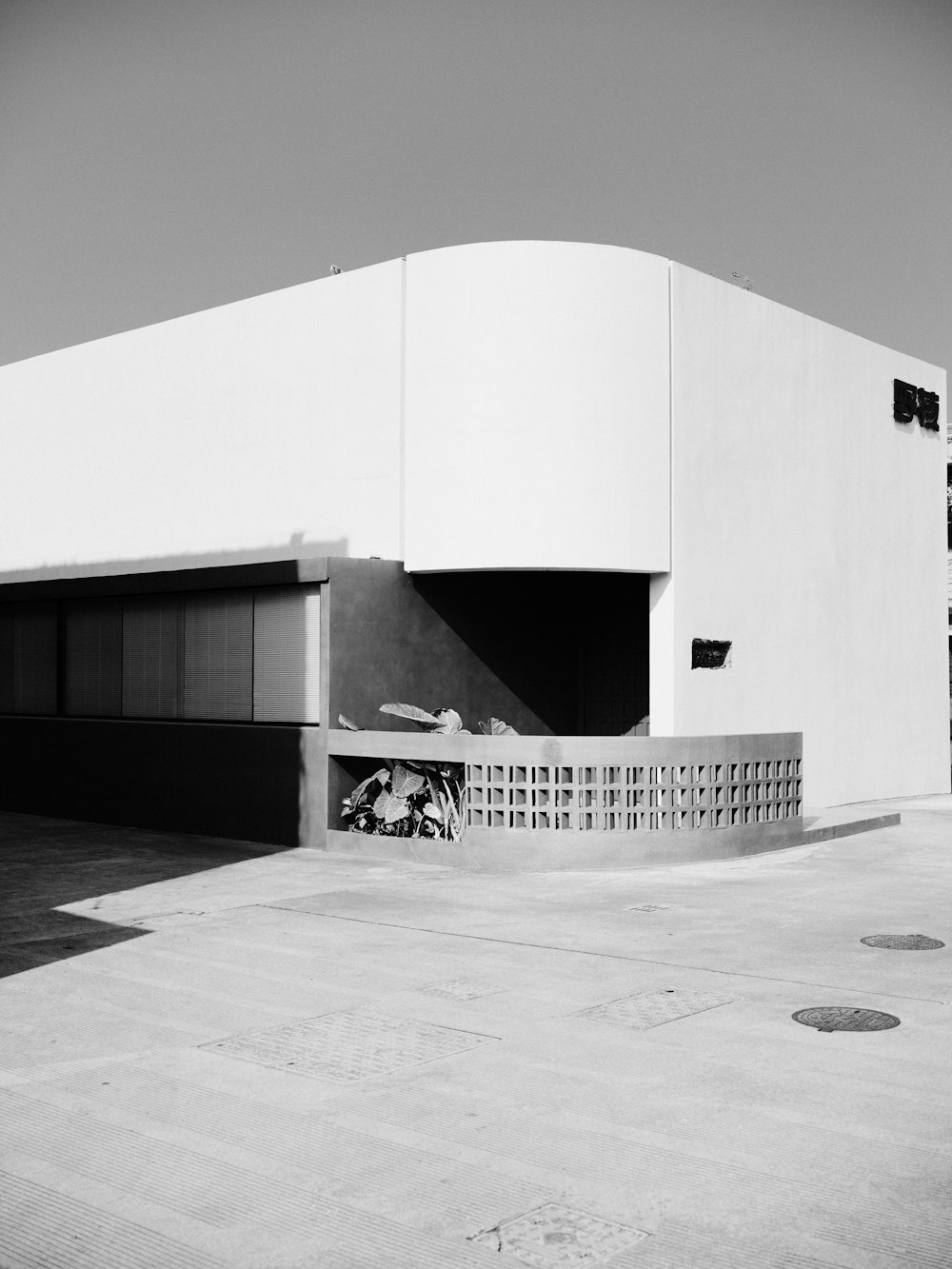 a black and white photo of a building