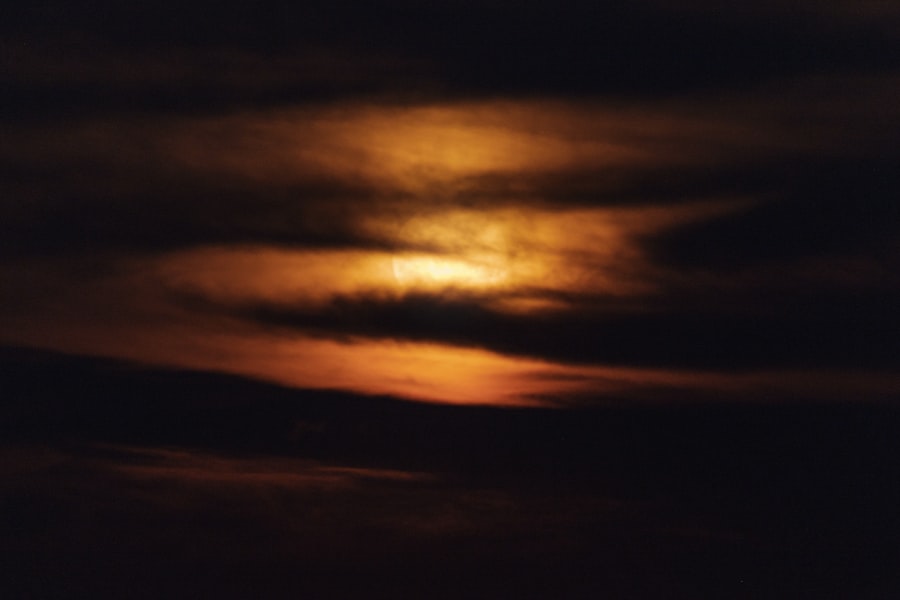 光雕音樂會上熱氣球在夜色中發光