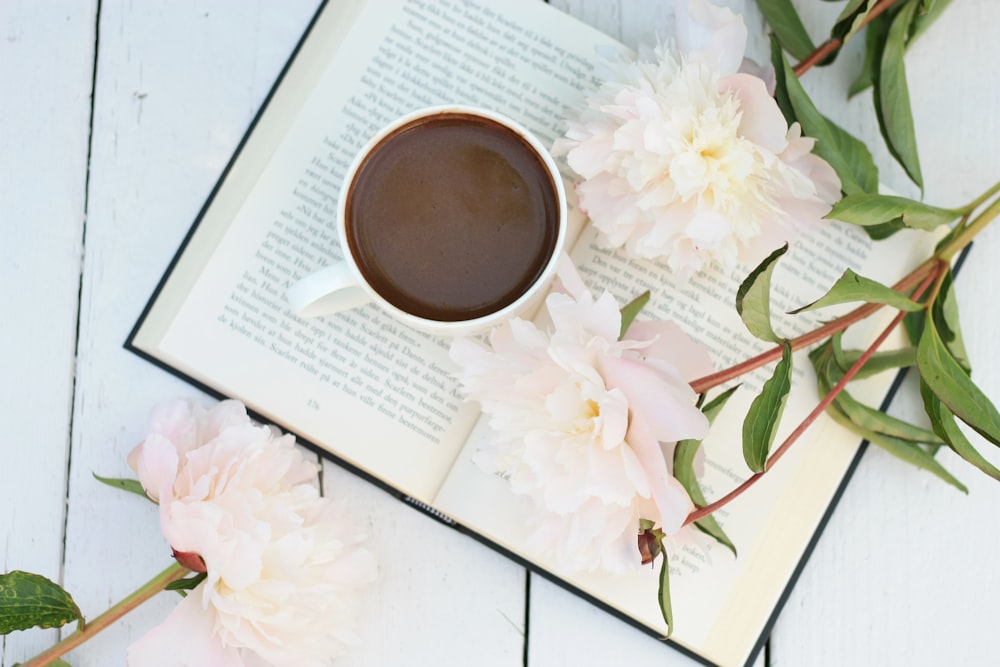 una tazza di caffè seduta sopra un libro