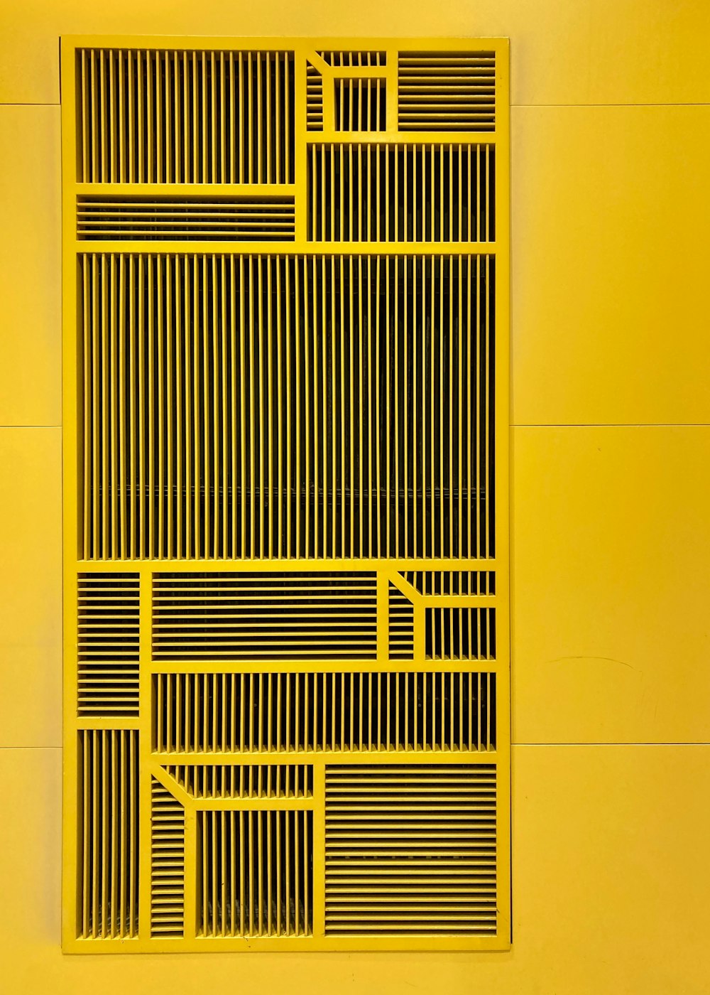 un mur jaune avec un motif noir et blanc dessus