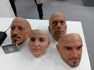 a group of people with bald heads on display par JOE Planas (@joebcn)