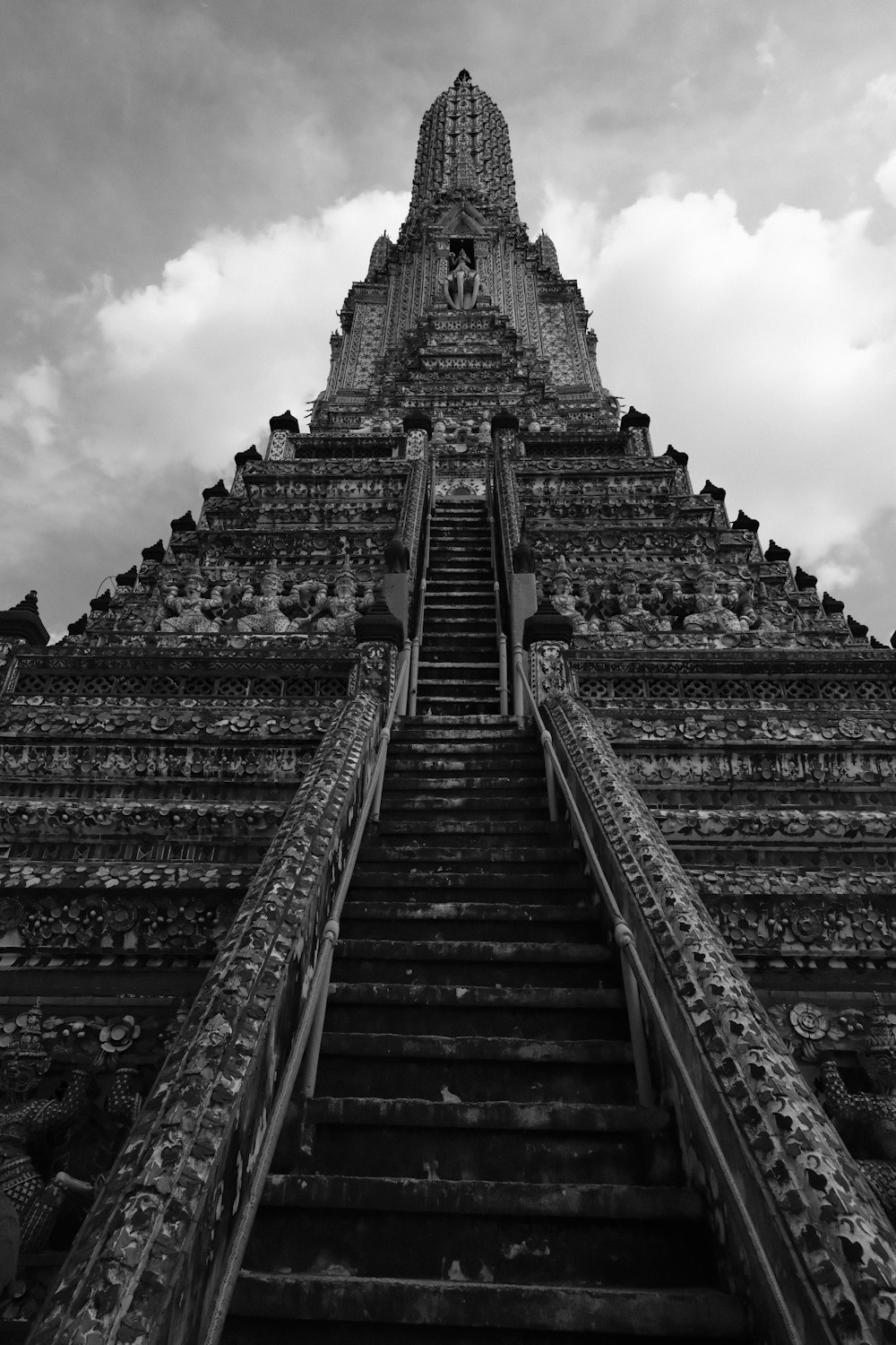Ein Schwarz-Weiß-Foto einer Treppe, die zu einem Tempel führt