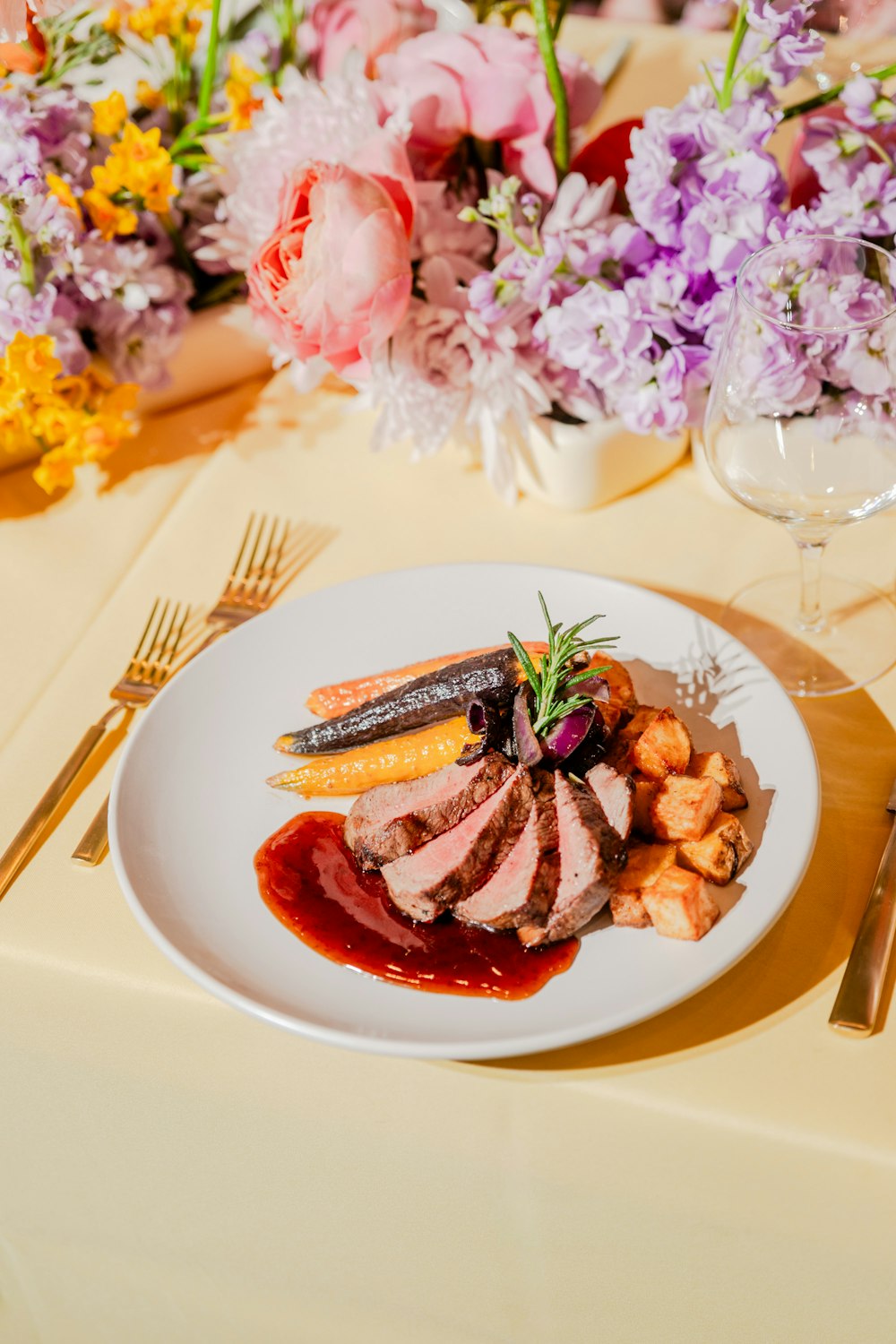 une assiette blanche garnie de viande et de légumes