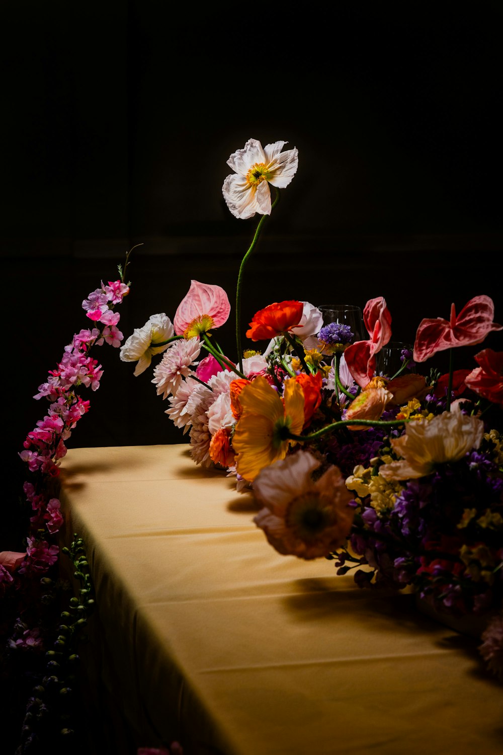 テーブルの上に置いてある花束