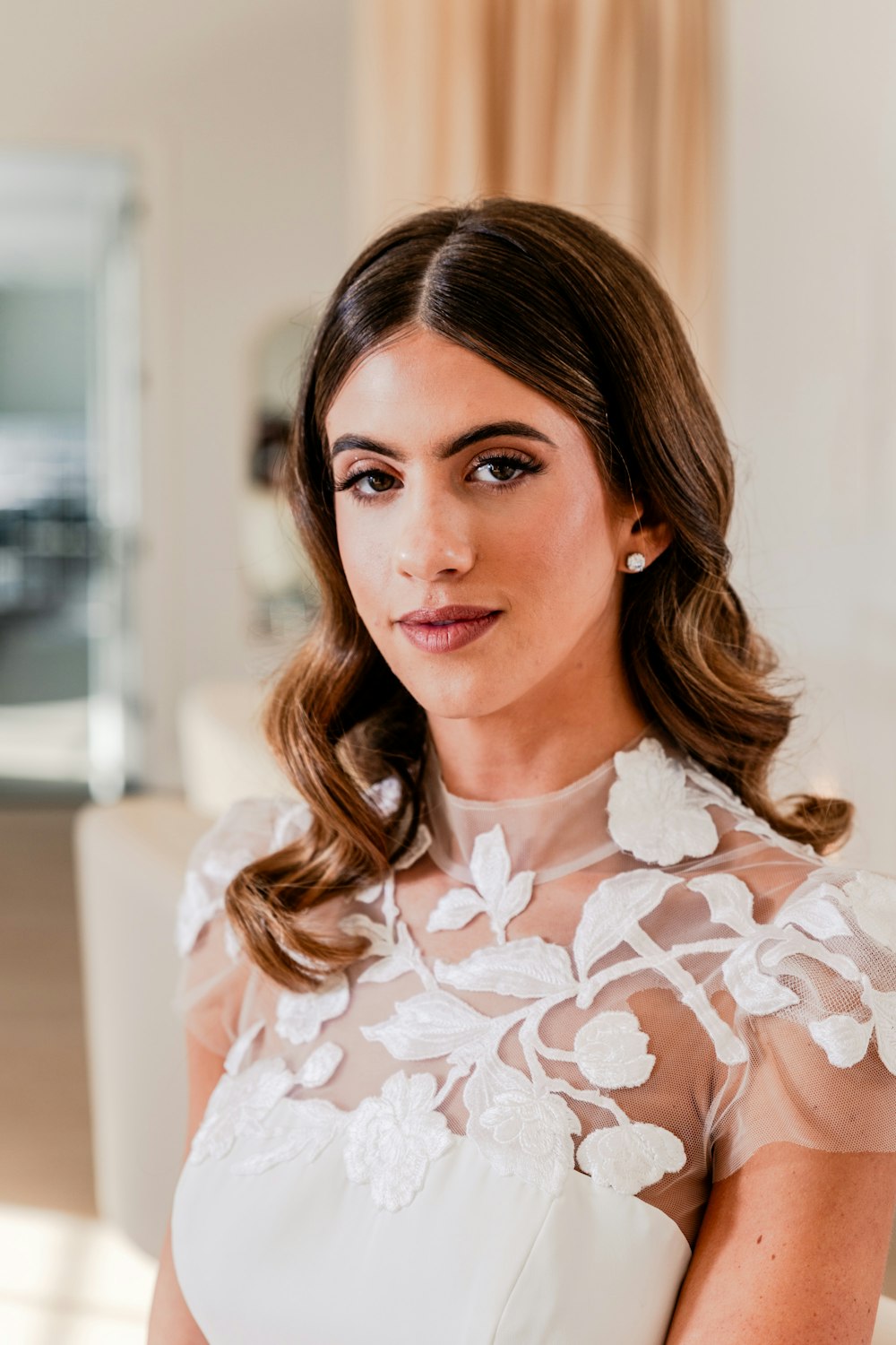 una mujer con un vestido blanco posando para una foto