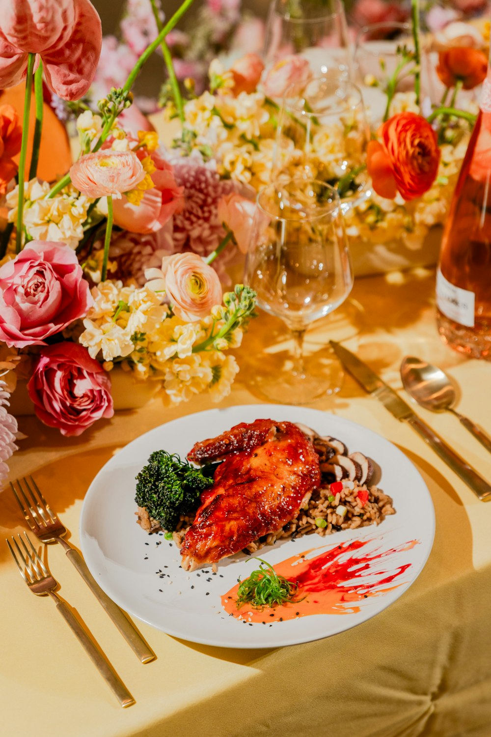 ein Teller mit Essen auf einem Tisch mit Blumen