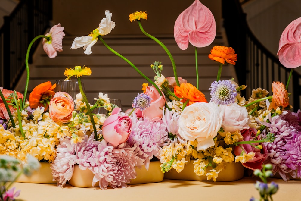 色とりどりの花でいっぱいの花瓶群