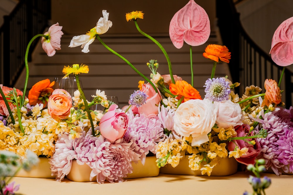 eine Gruppe von Vasen, gefüllt mit verschiedenfarbigen Blumen