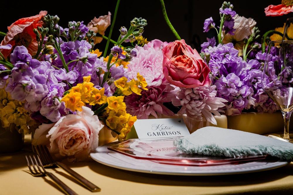 uma mesa coberta com um prato coberto de flores