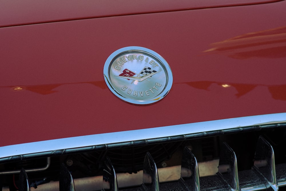 the emblem on the front of a classic car