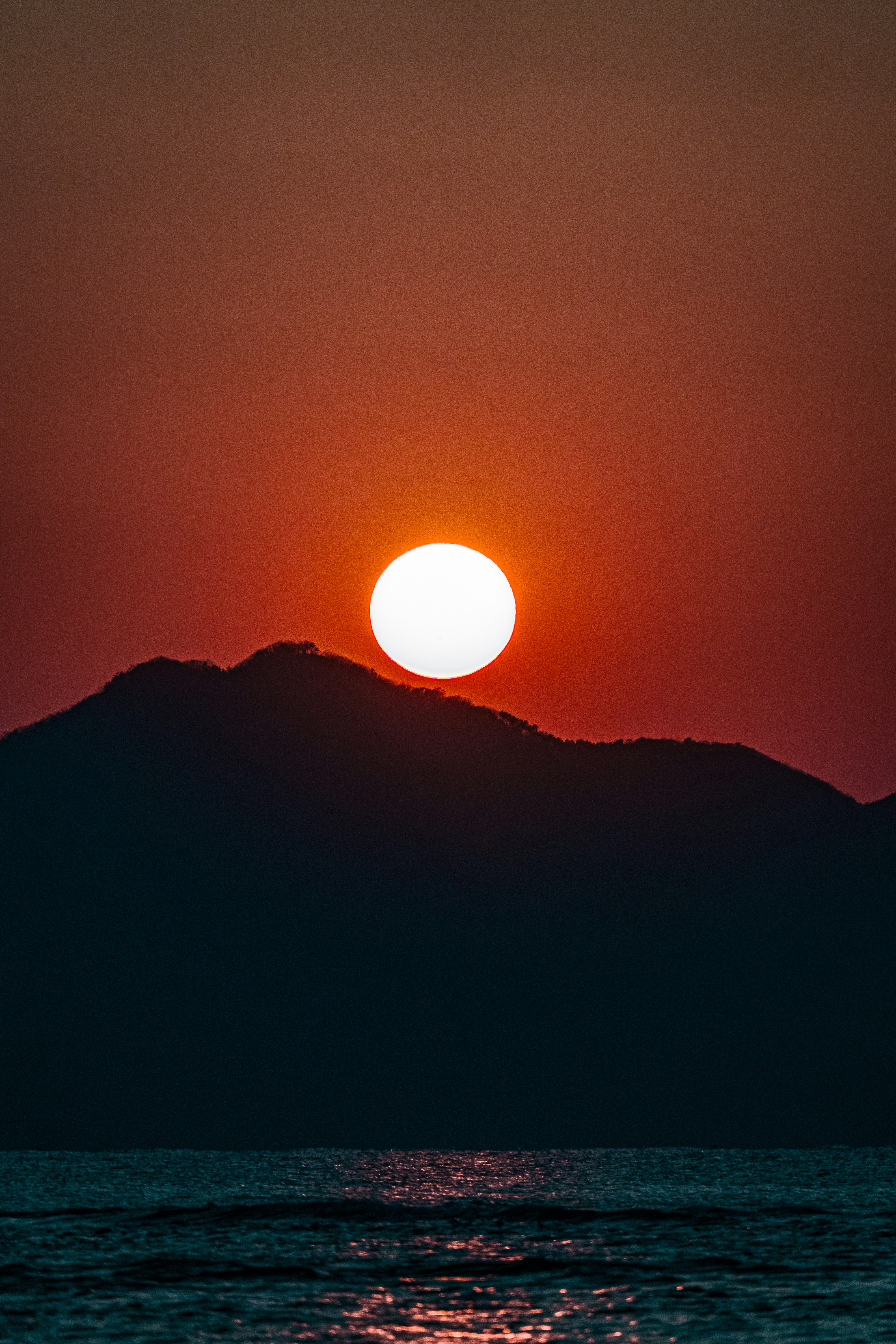 The sun is setting over a mountain range photo – Free Sea Image on Unsplash