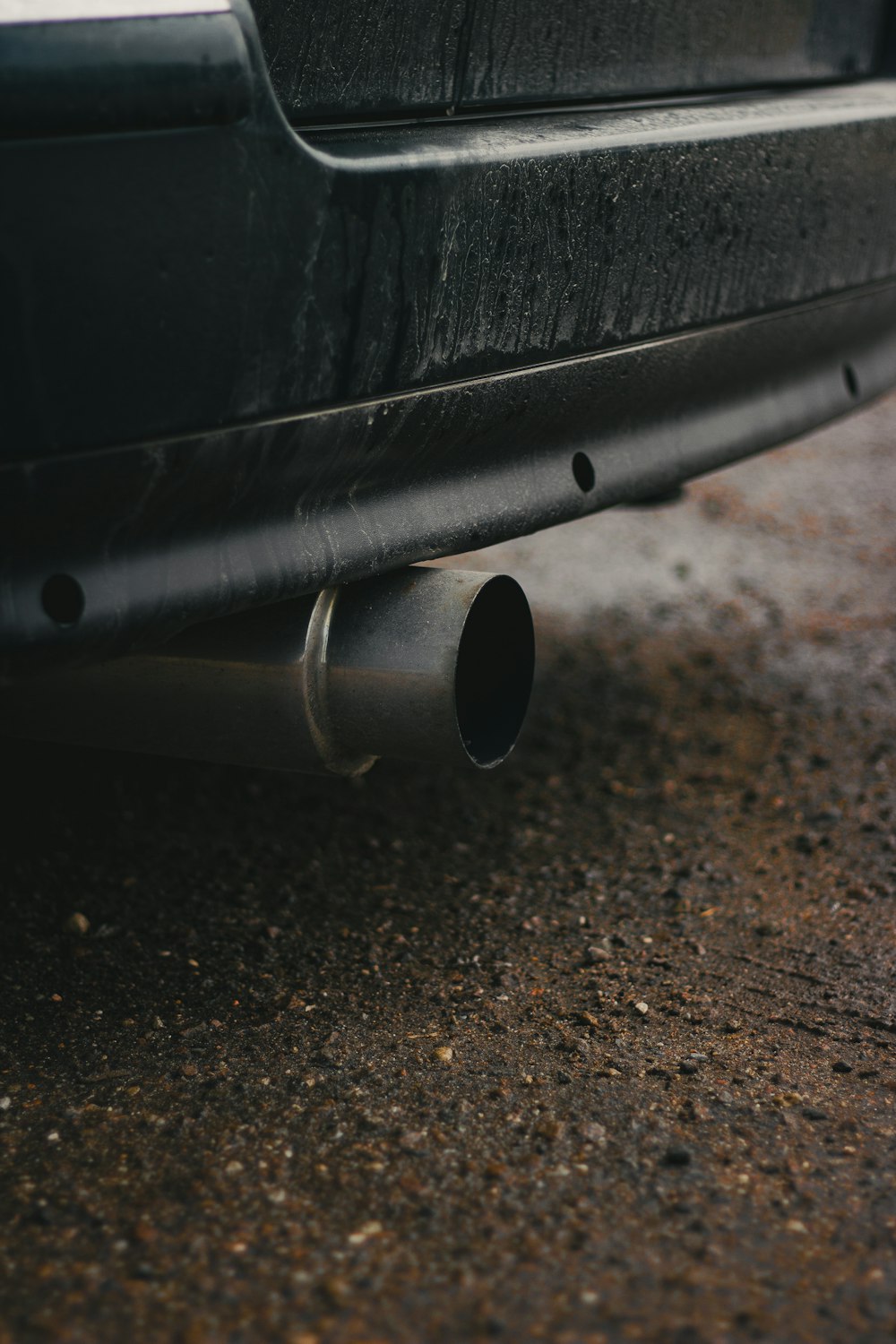 車の排気管のクローズアップ