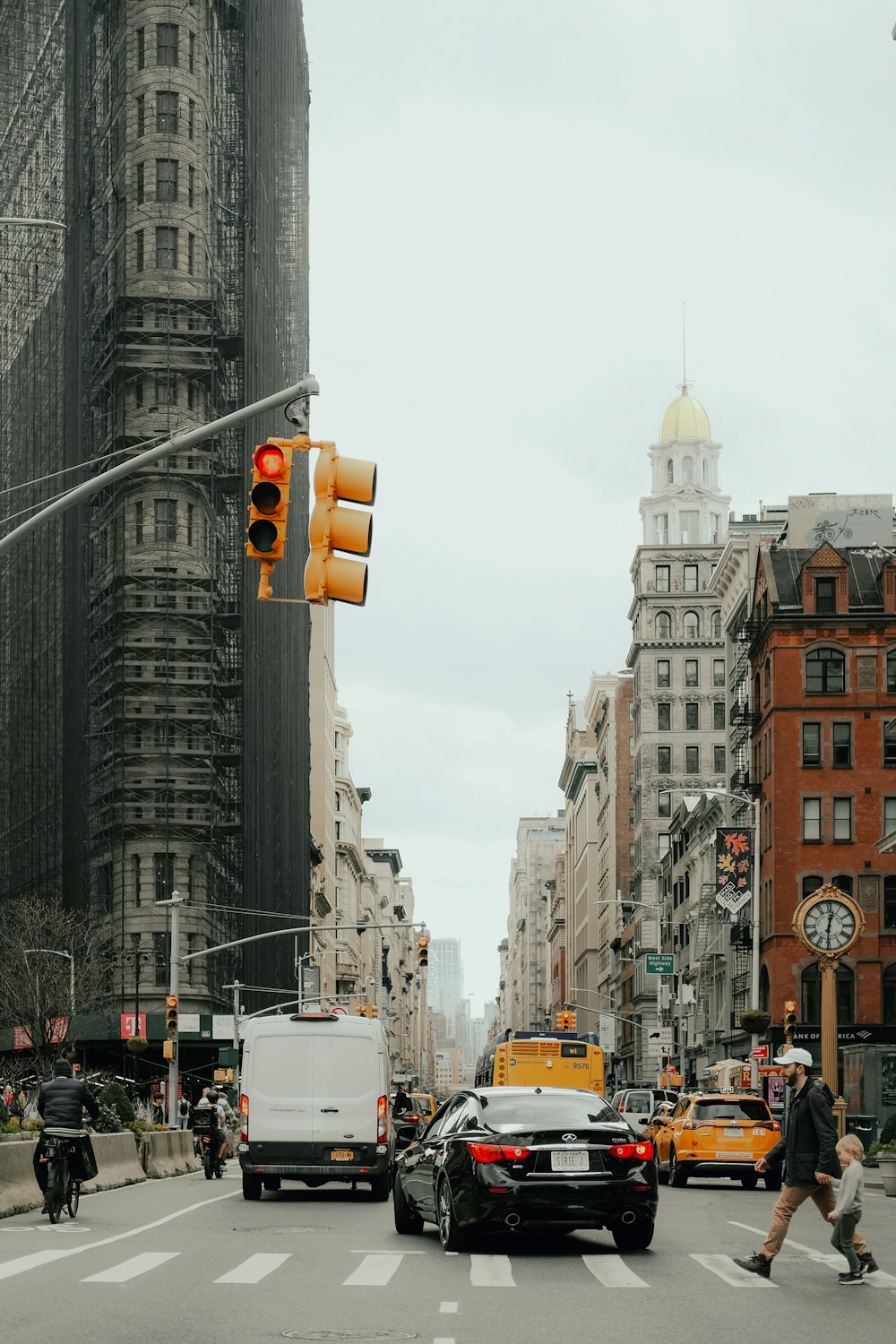 a busy city street filled with lots of traffic