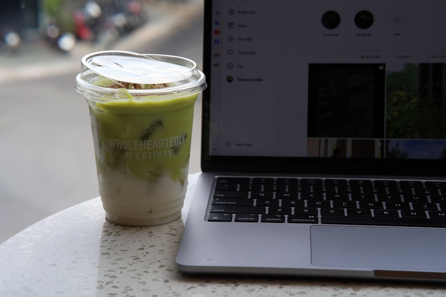 辦公桌上放著一杯茶，呈現久坐辦公情境