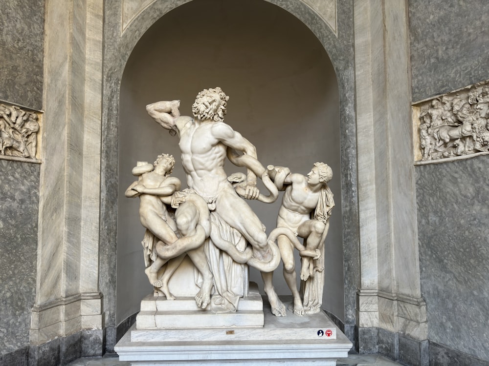 una estatua de un hombre rodeado de otras estatuas