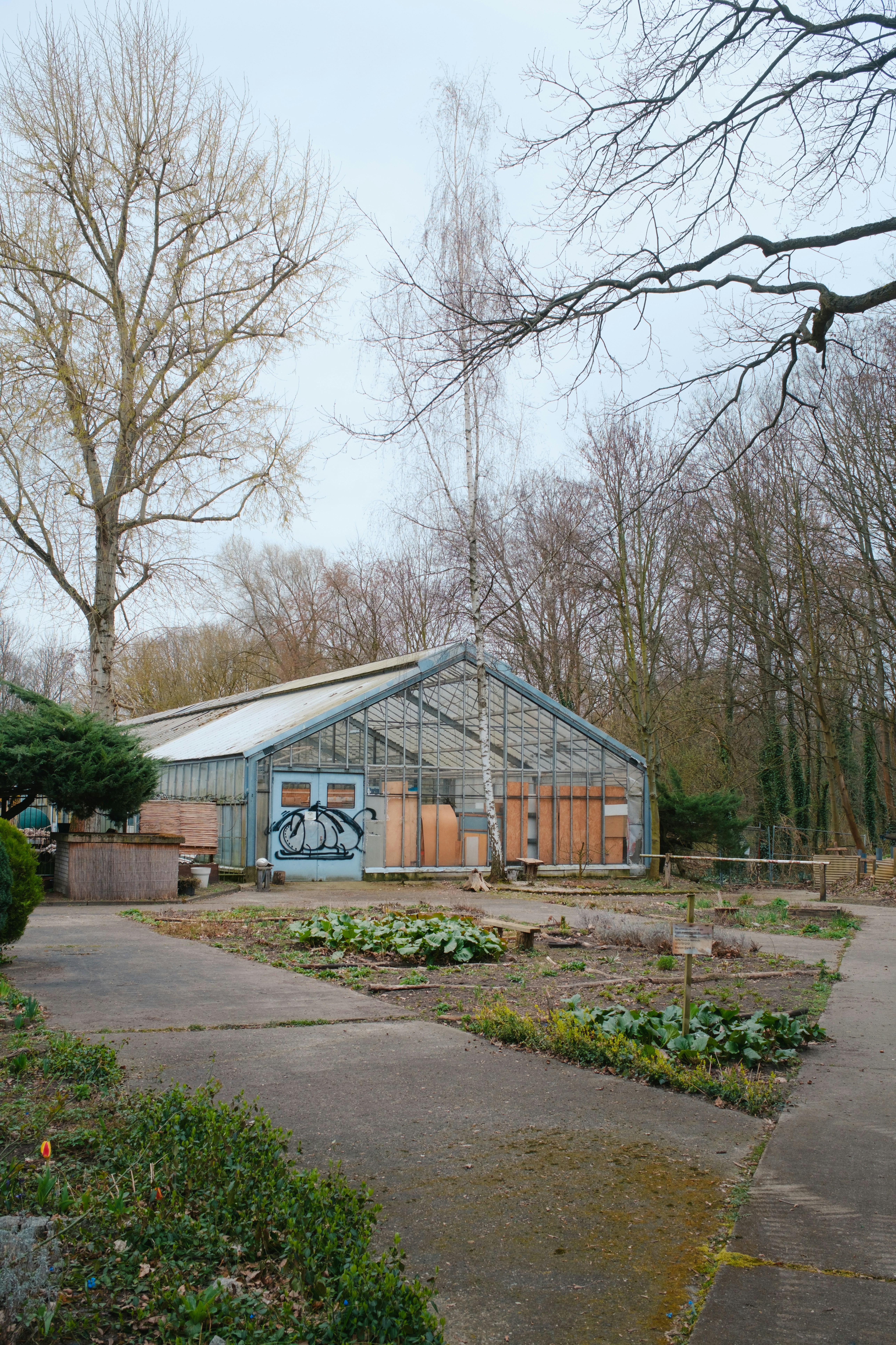 mid century modern nursery, wallpaper, Best Mid-Century Modern Coffee Table for Nursery 4