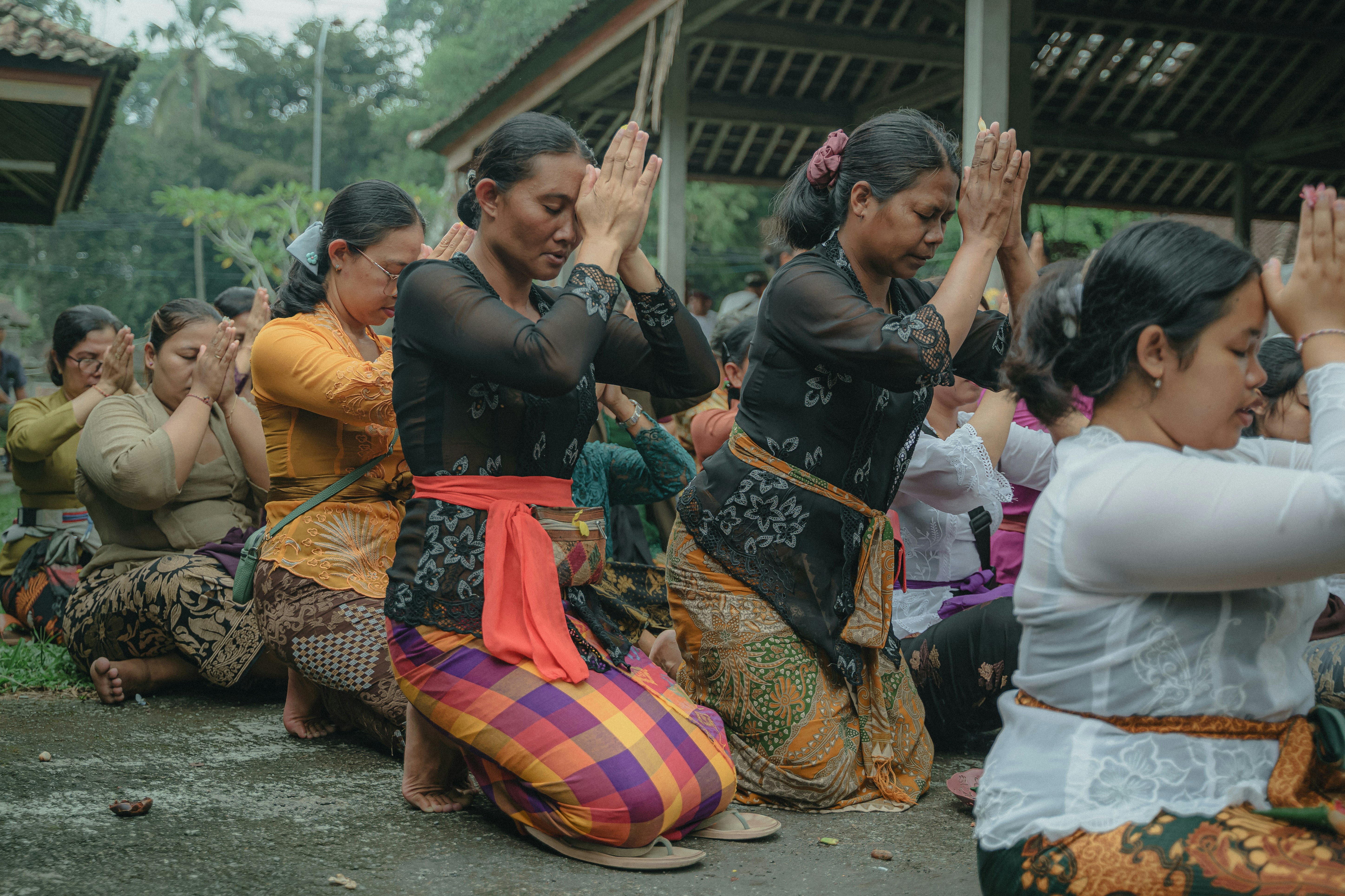 隣り合って座る女性たち
