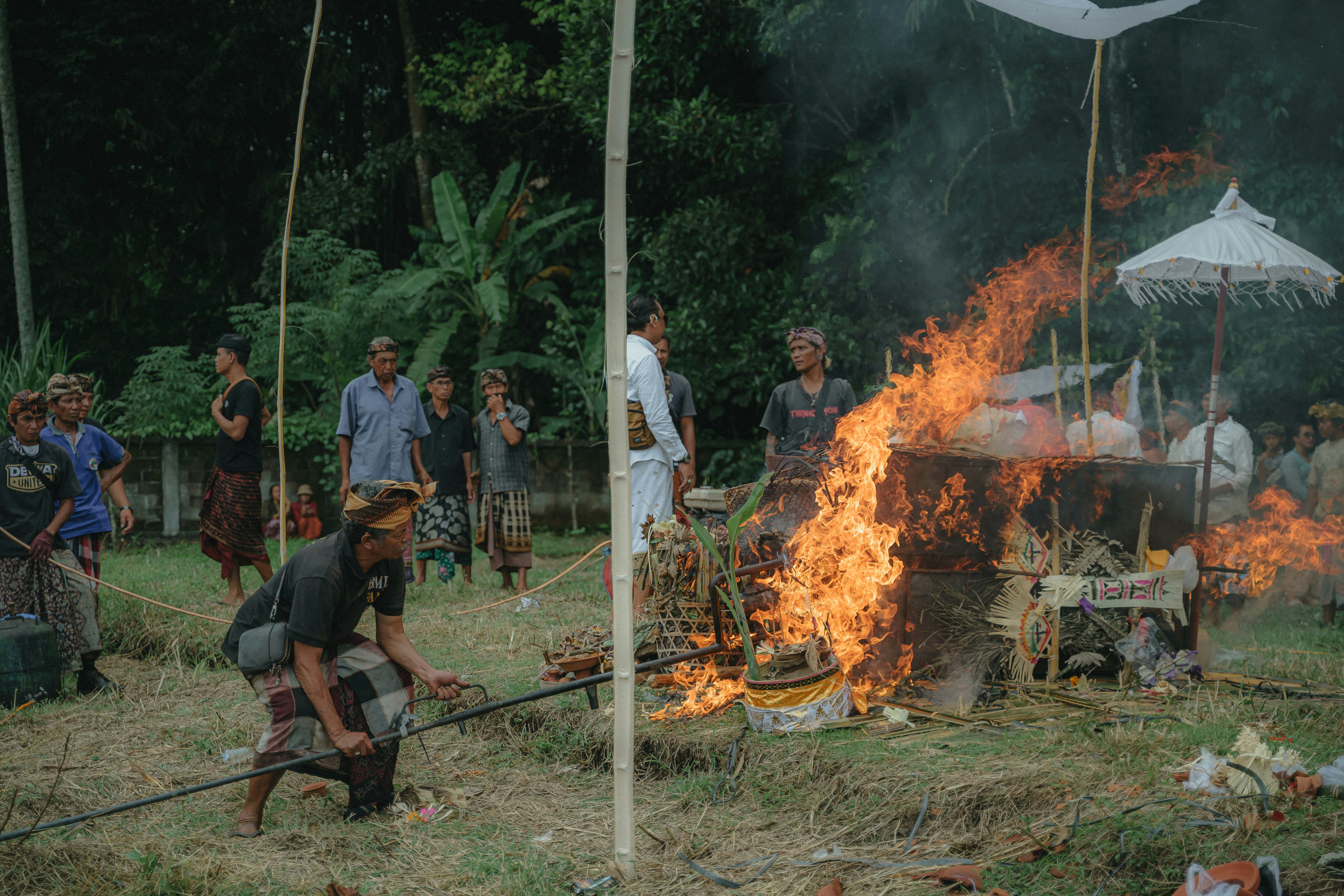 sekelompok orang berdiri di sekitar api