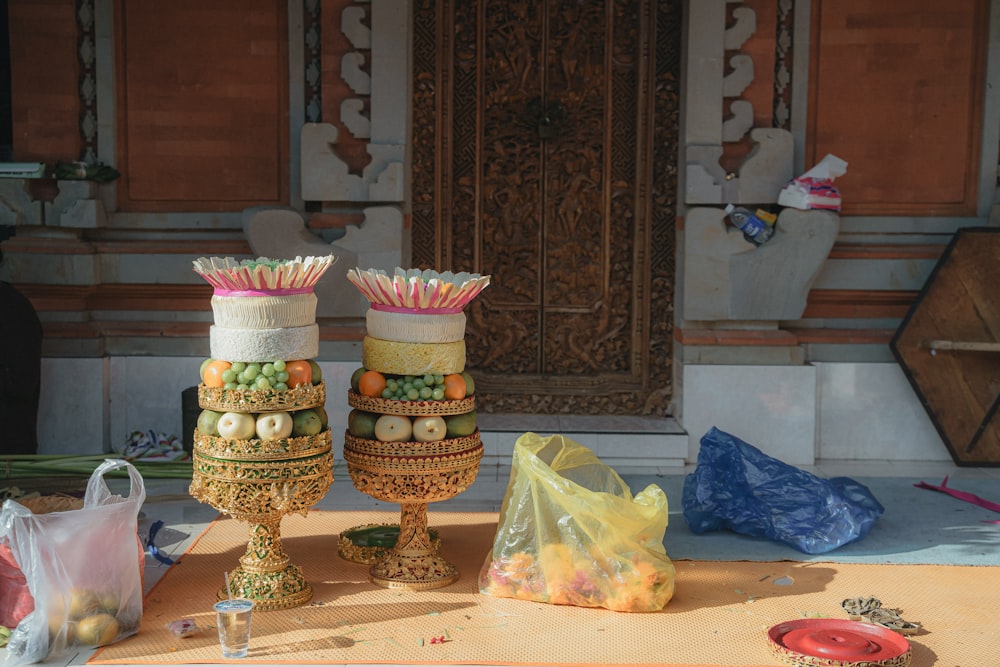 un groupe de vases posés sur une table