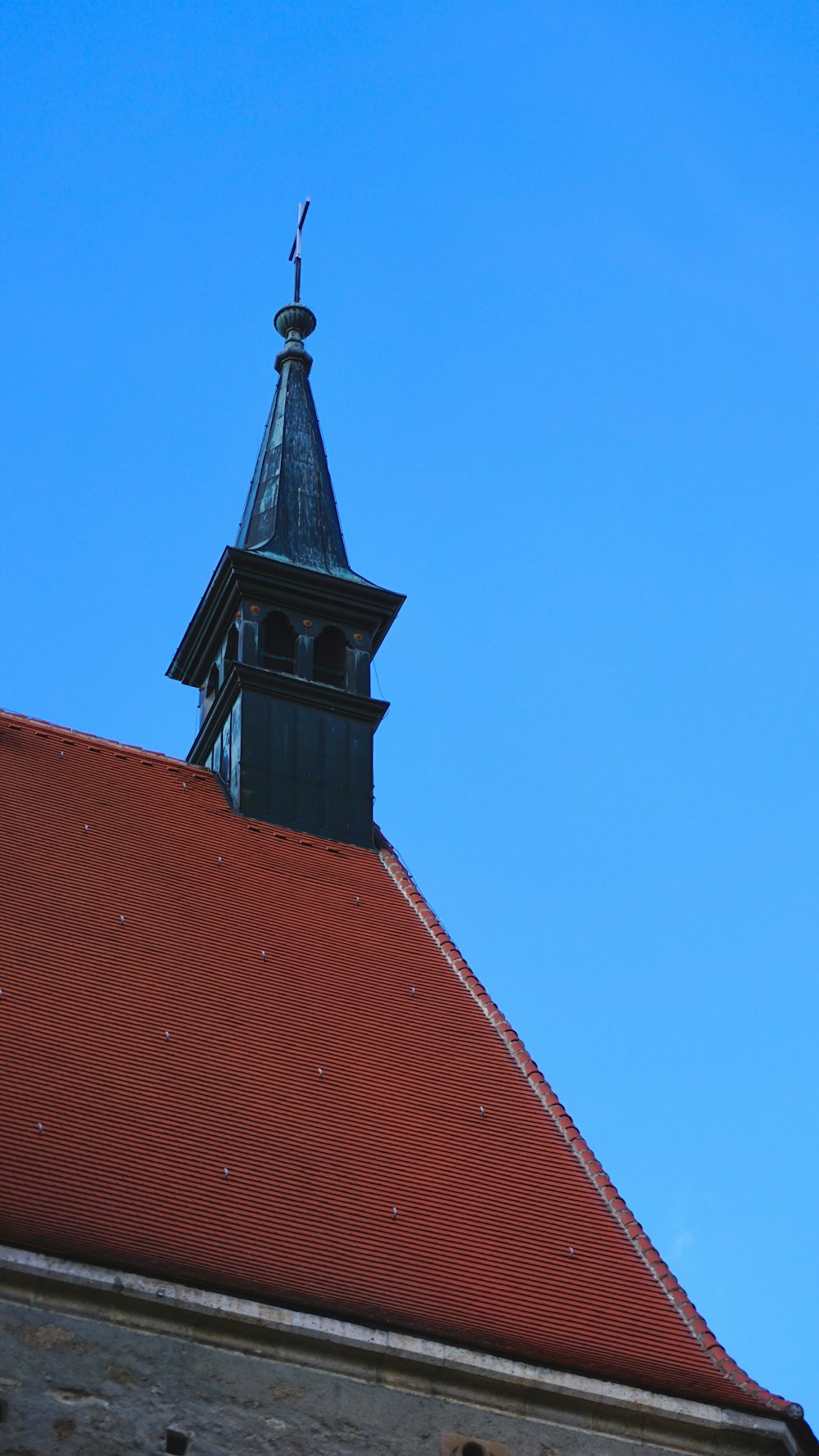 ein Gebäude mit einem Kirchturm und einer Uhr darauf