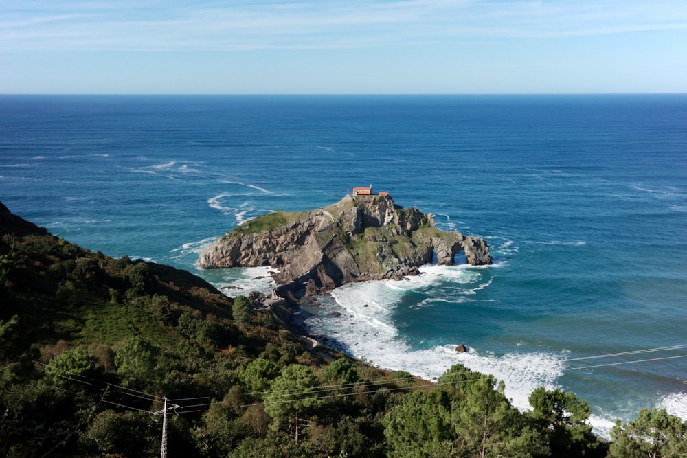 Una vista del océano desde una colina