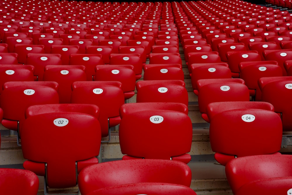 Filas de asientos rojos en un estadio lleno de asientos rojos