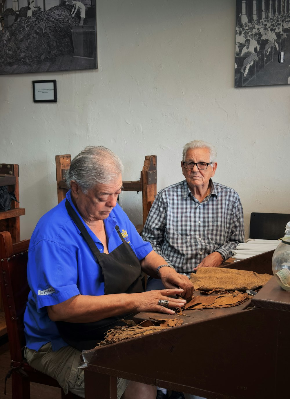 Ein Mann und eine Frau arbeiten an einem Stück Holz