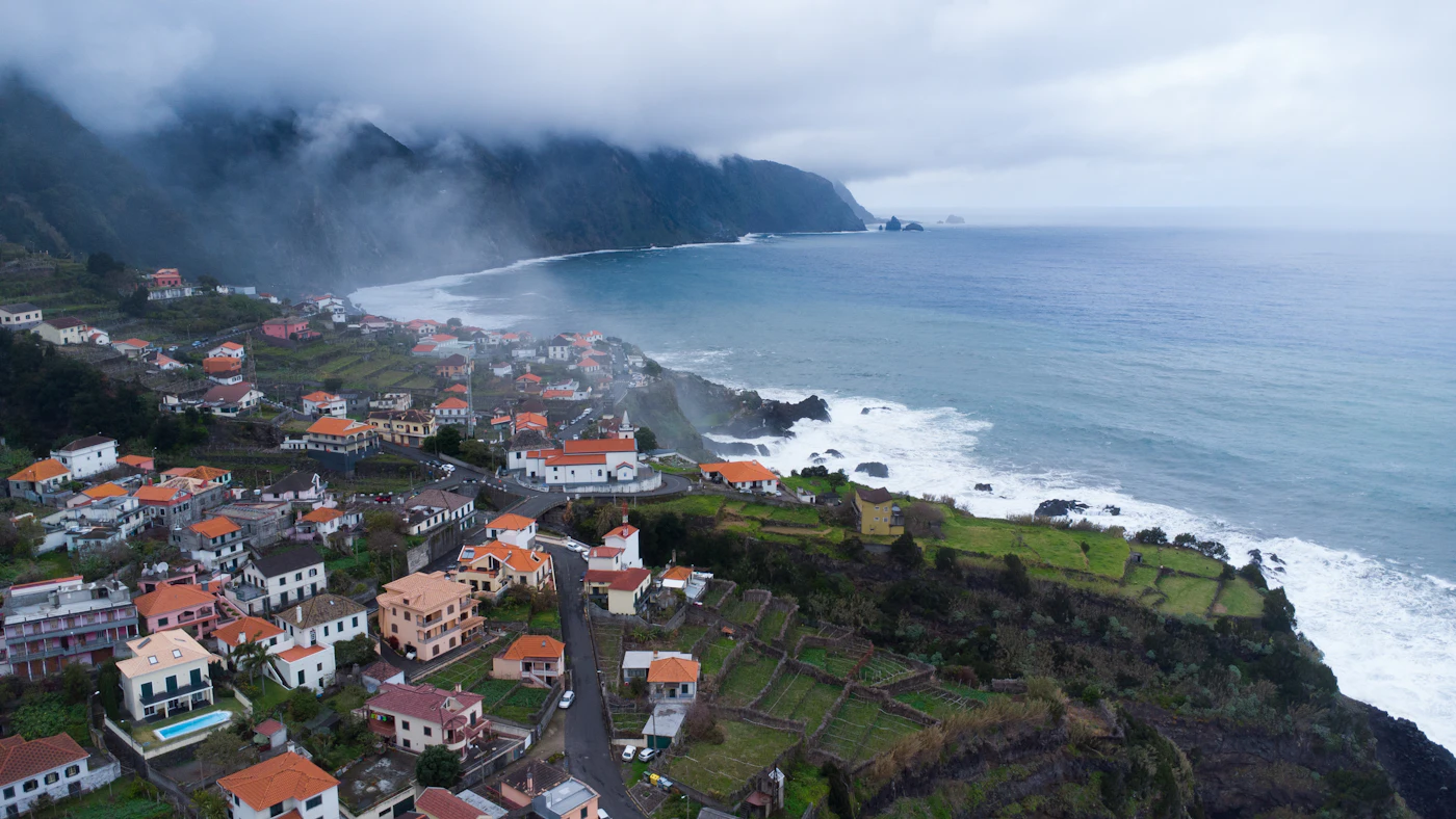 Die Altstadt von Angra do Heroísmo zwischen den Vulkankegeln Monte Brasil und Guia