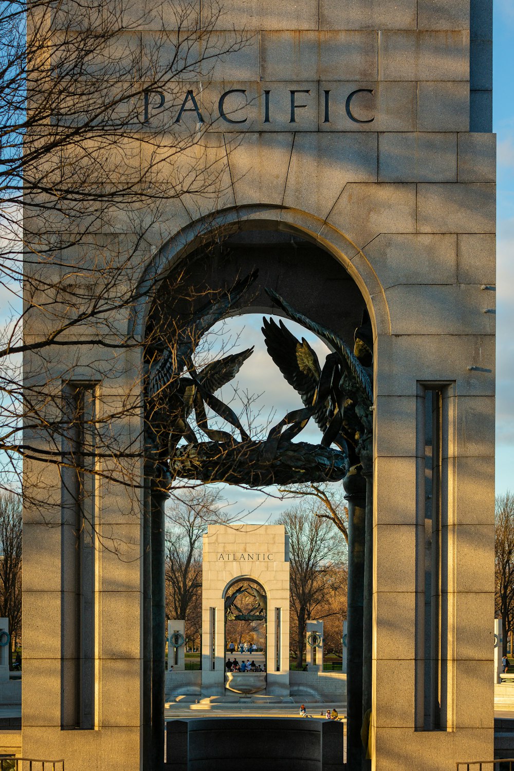 the entrance to the pacific war memorial in washington, dc