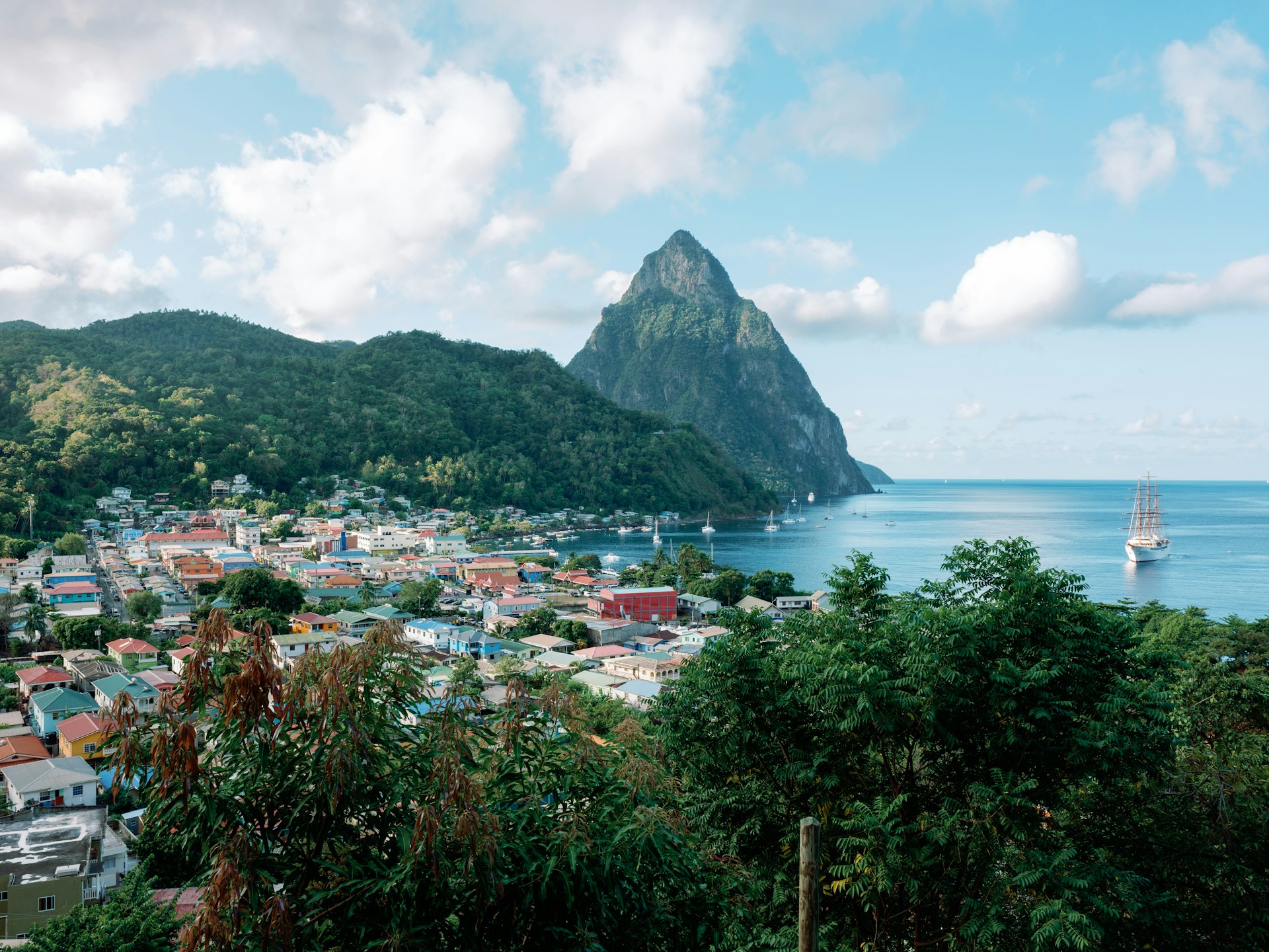 Paysage urbain de Rodney Bay niché au pied de montagnes verdoyantes tropicales typiques de Sainte-Lucie