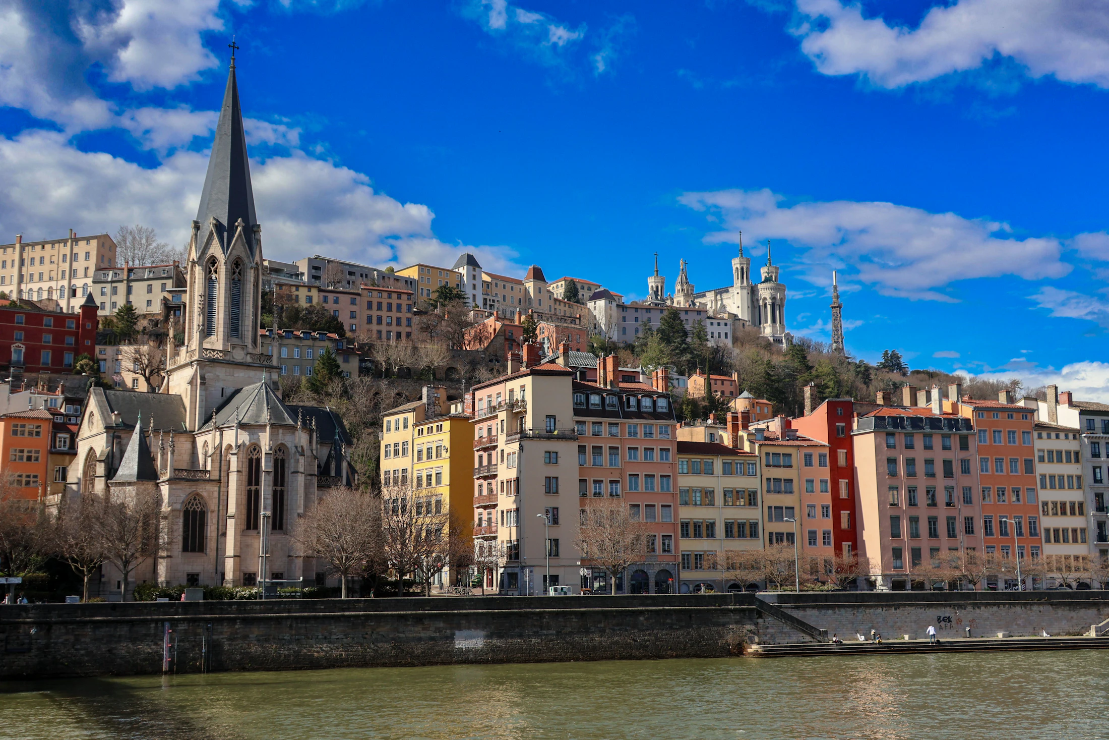 Le Vieux-Lyon au bord de la Saône — vue d’ambiance, sans rapport avec les lieux présentés
