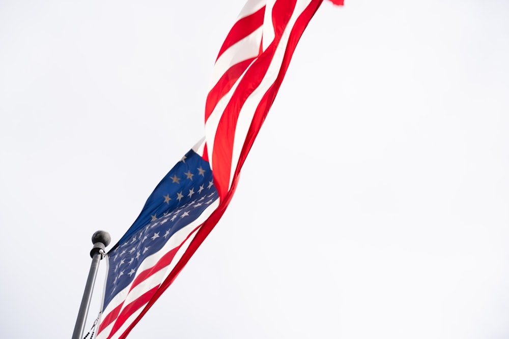 Un drapeau américain et européen flottant au vent