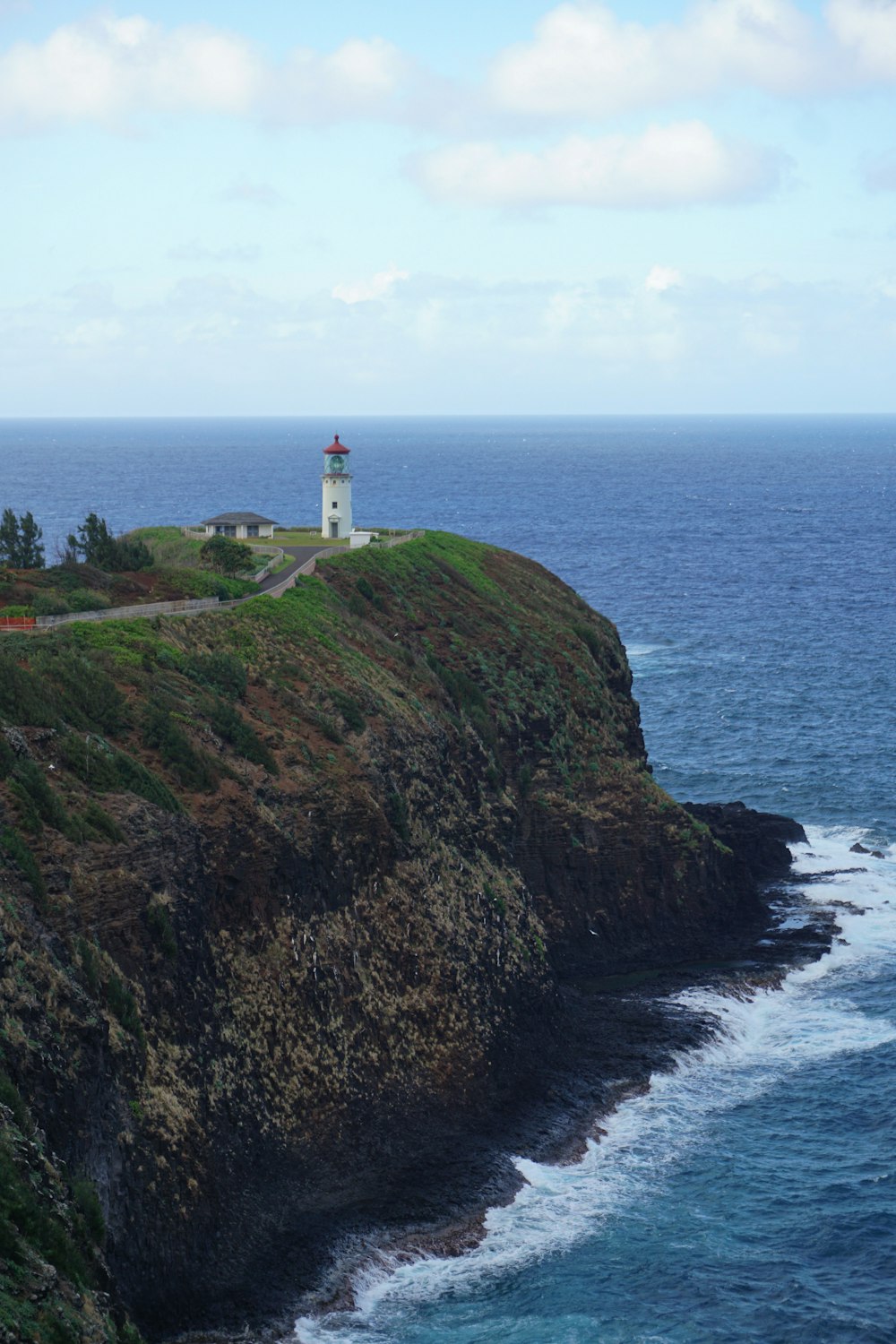 Un phare sur une falaise surplombant l’océan