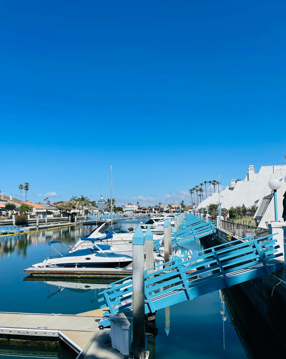 Un port de plaisance rempli de nombreux bateaux sous un ciel bleu