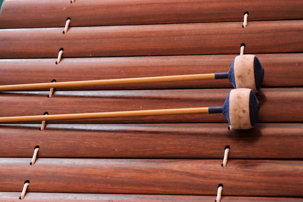 un gros plan d’un instrument de musique sur une surface en bois