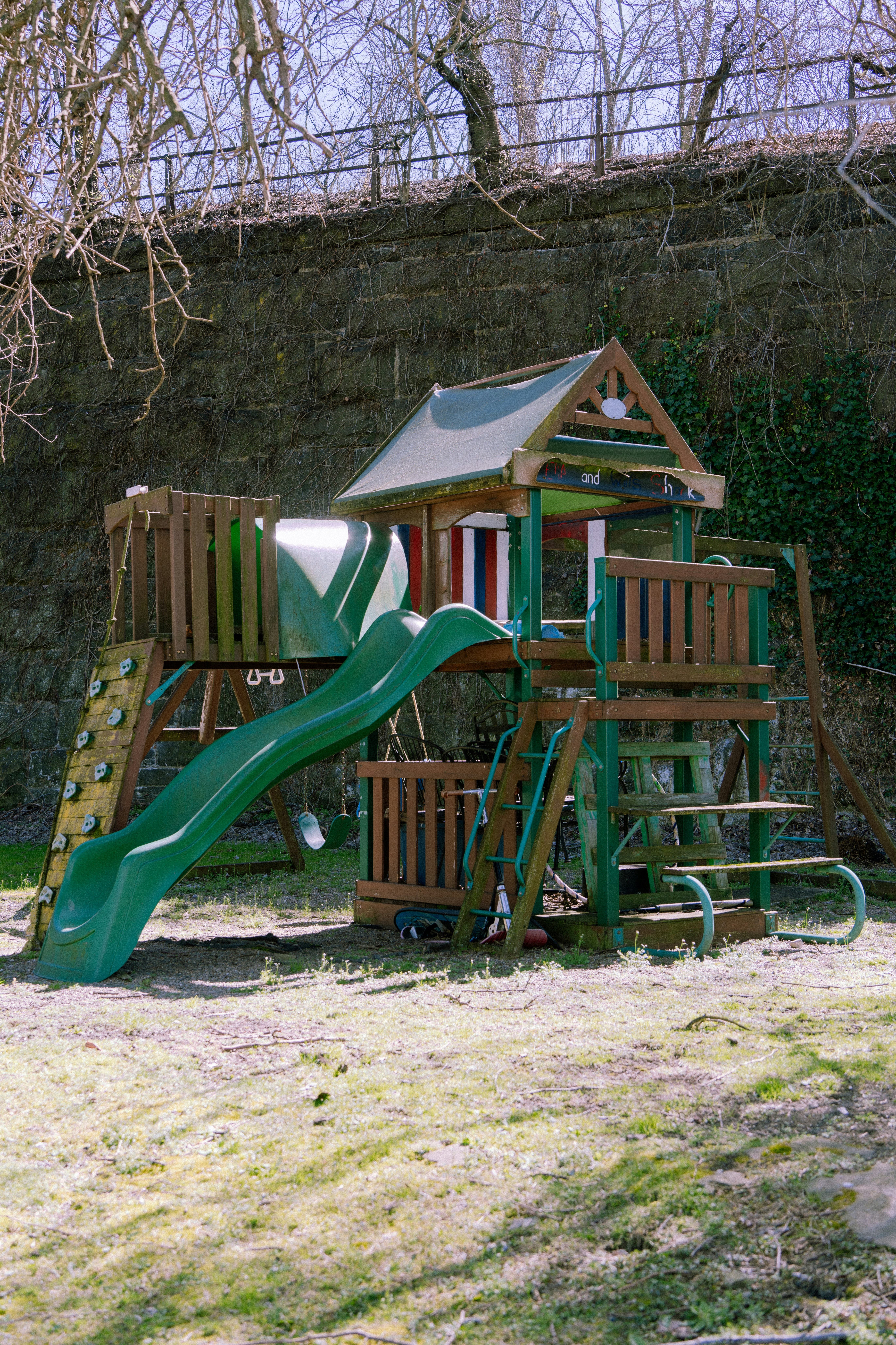 photo-1710652019585-f81e12fd2581?ixid=M3wxMjA3fDB8MXxzZWFyY2h8MTZ8fGRheWNhcmUlMjBuZWFyJTIwbWV8ZW58MHx8fHwxNzQ3NDkzMTg2fDA\u0026ixlib=rb-4.1.0